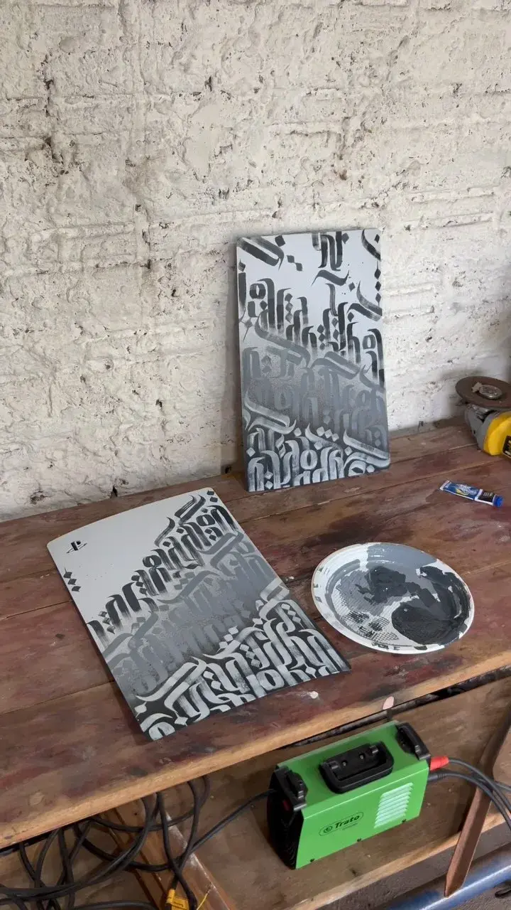 Telas de caligrafia sobre a mesa