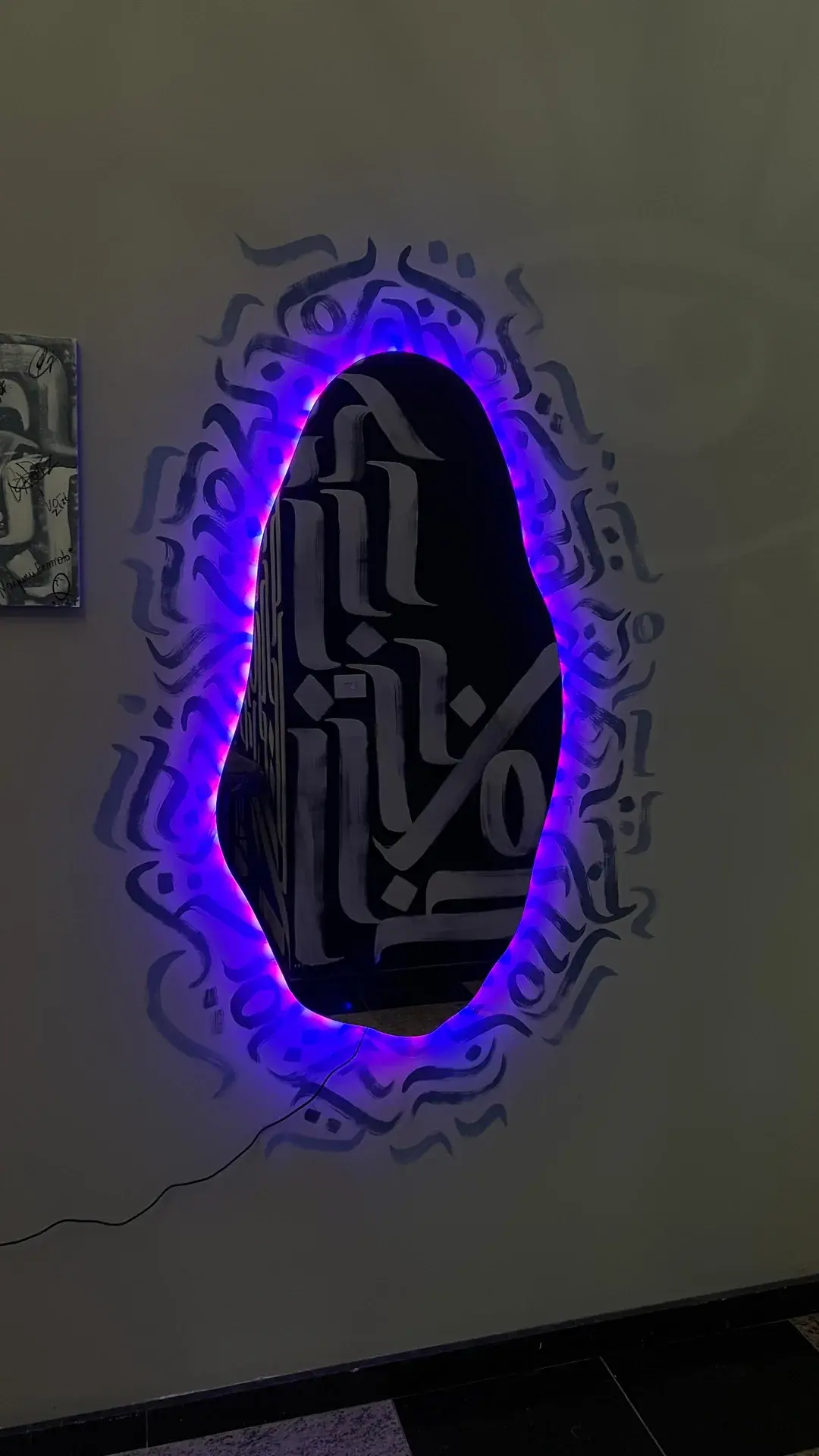 Peça de caligrafia iluminada por neon
