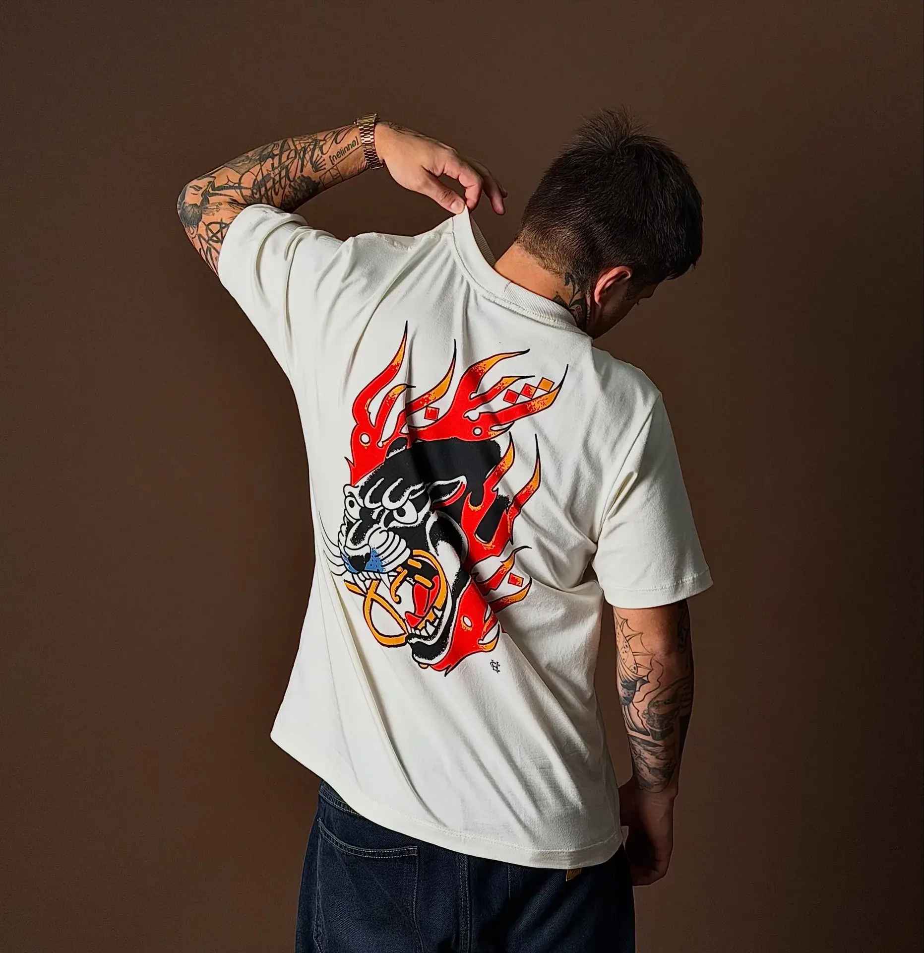 Camiseta branca com pantera em chamas, vista de costas
