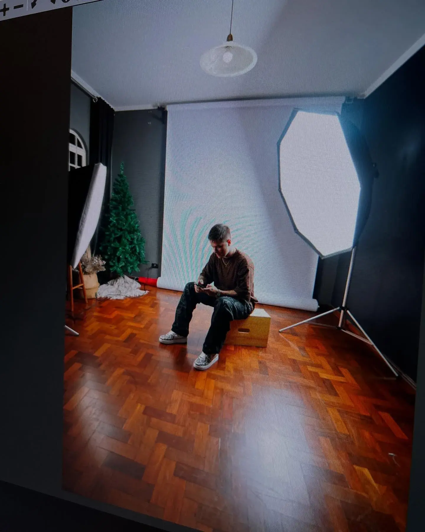 Gabriel Ferraciolli em estúdio fotográfico, piso de madeira e fundo branco