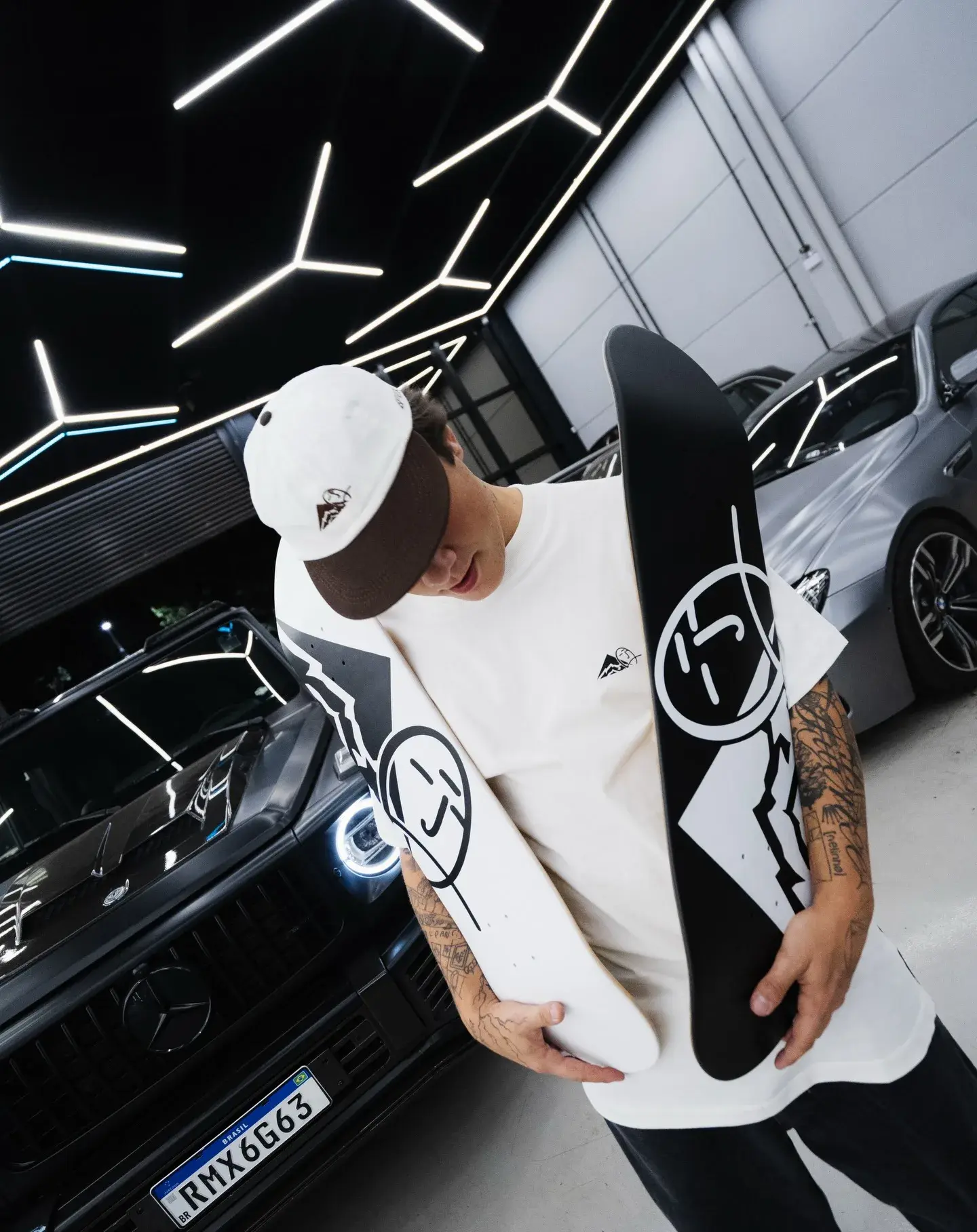 Ensaio GFEX: camiseta branca e carro na garagem