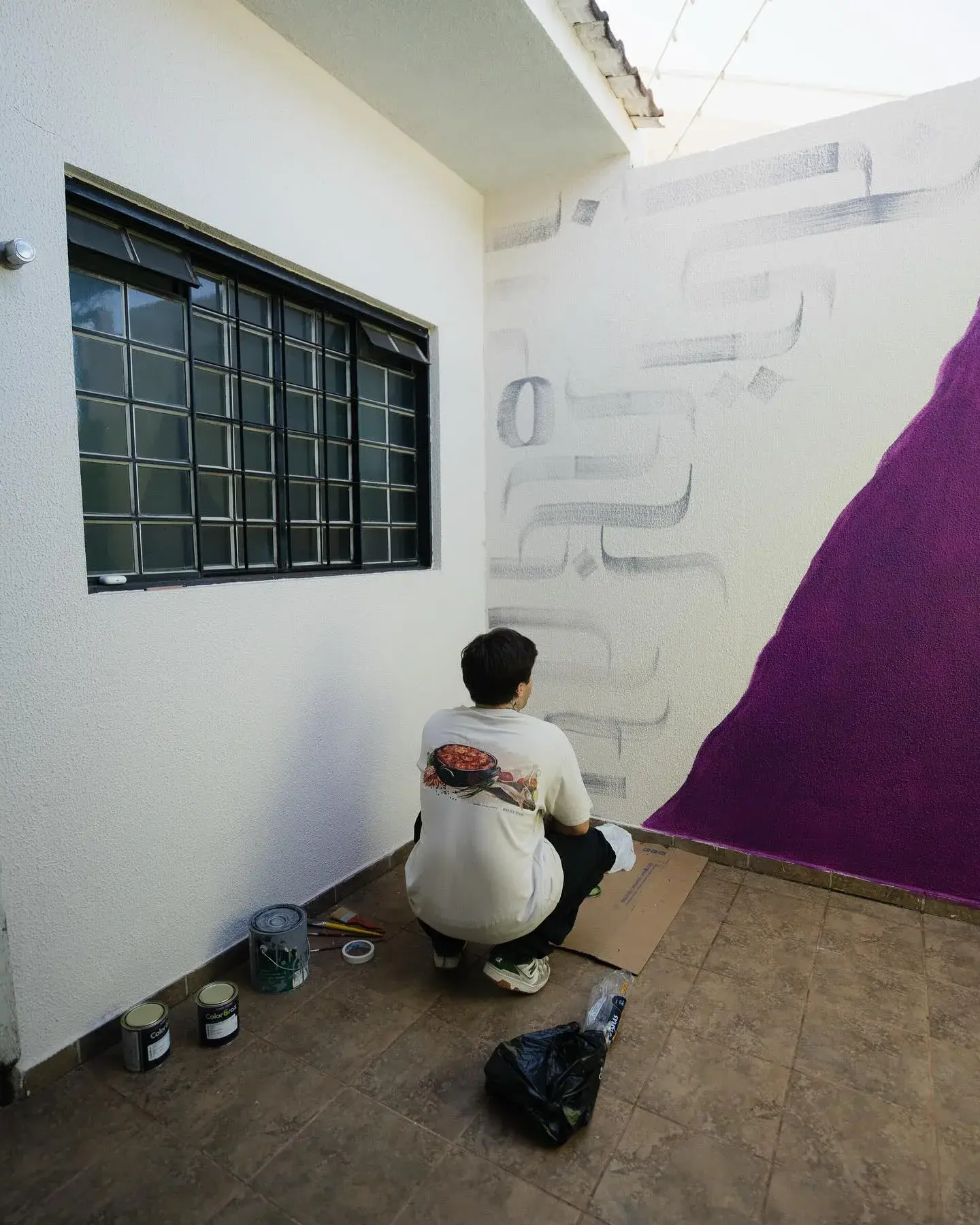 Mural com sol vermelho, vista externa