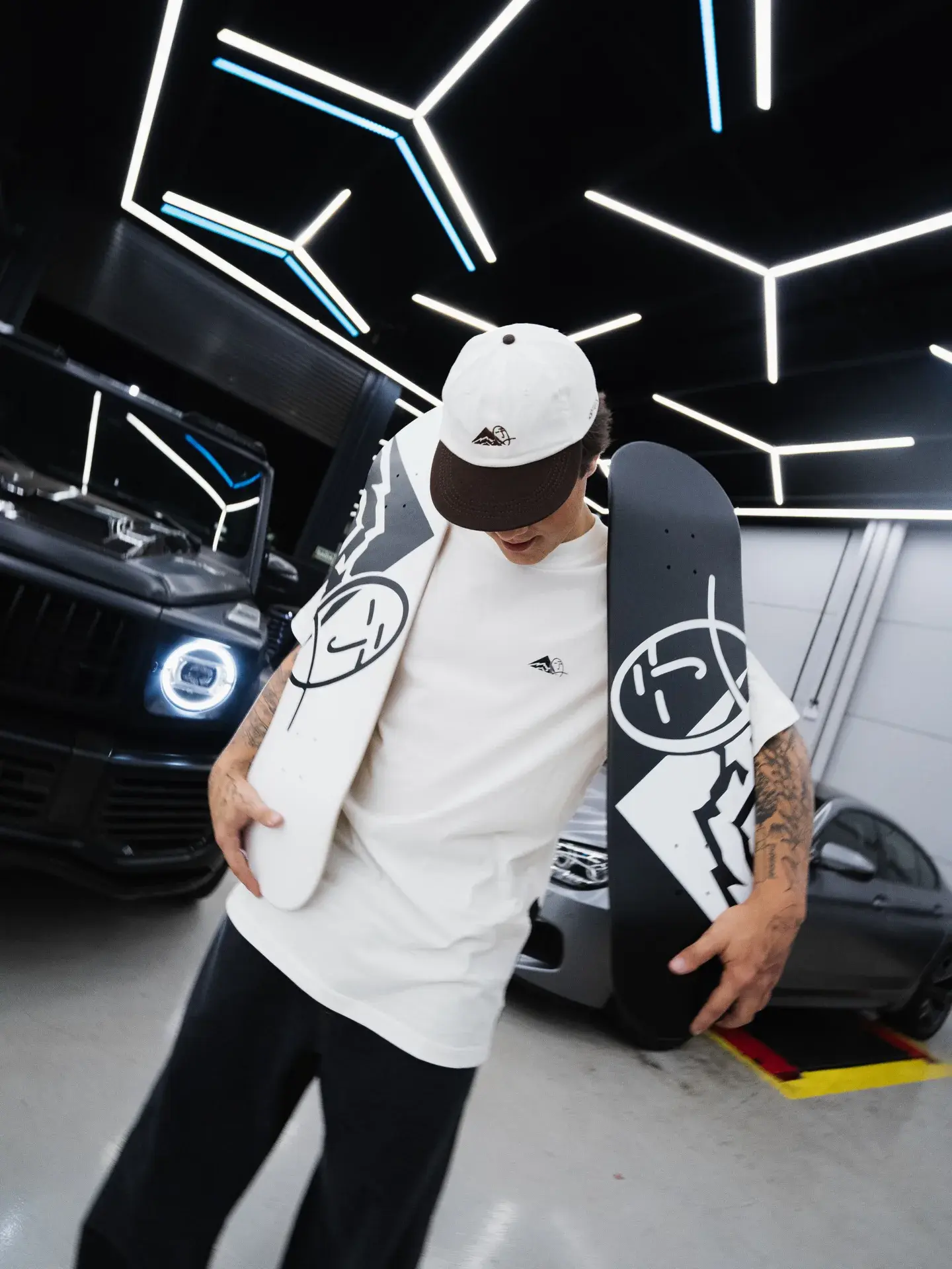 Gabriel diante de carro pintado, collab Apex
