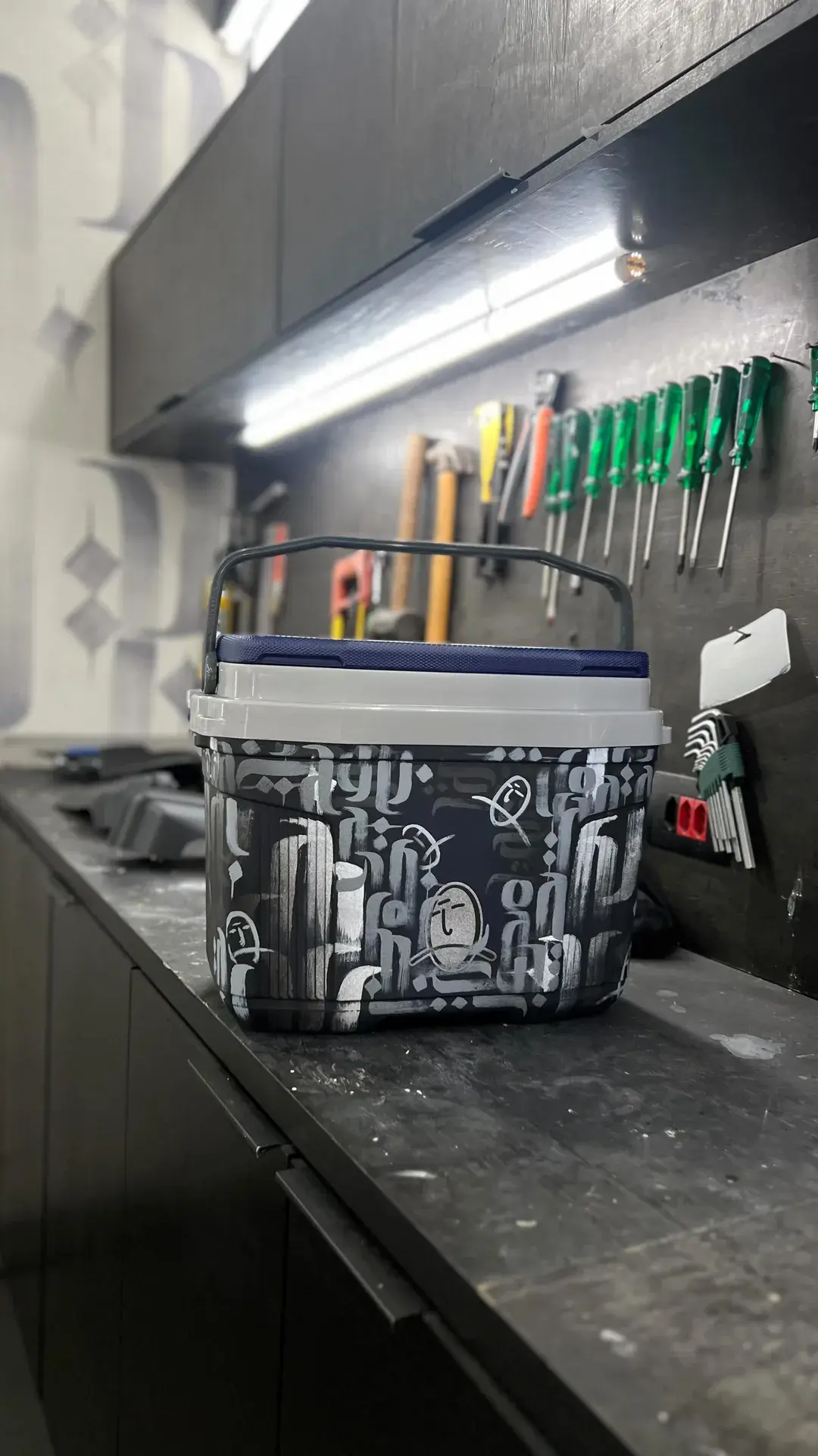 Caixa térmica pintada com caligrafia