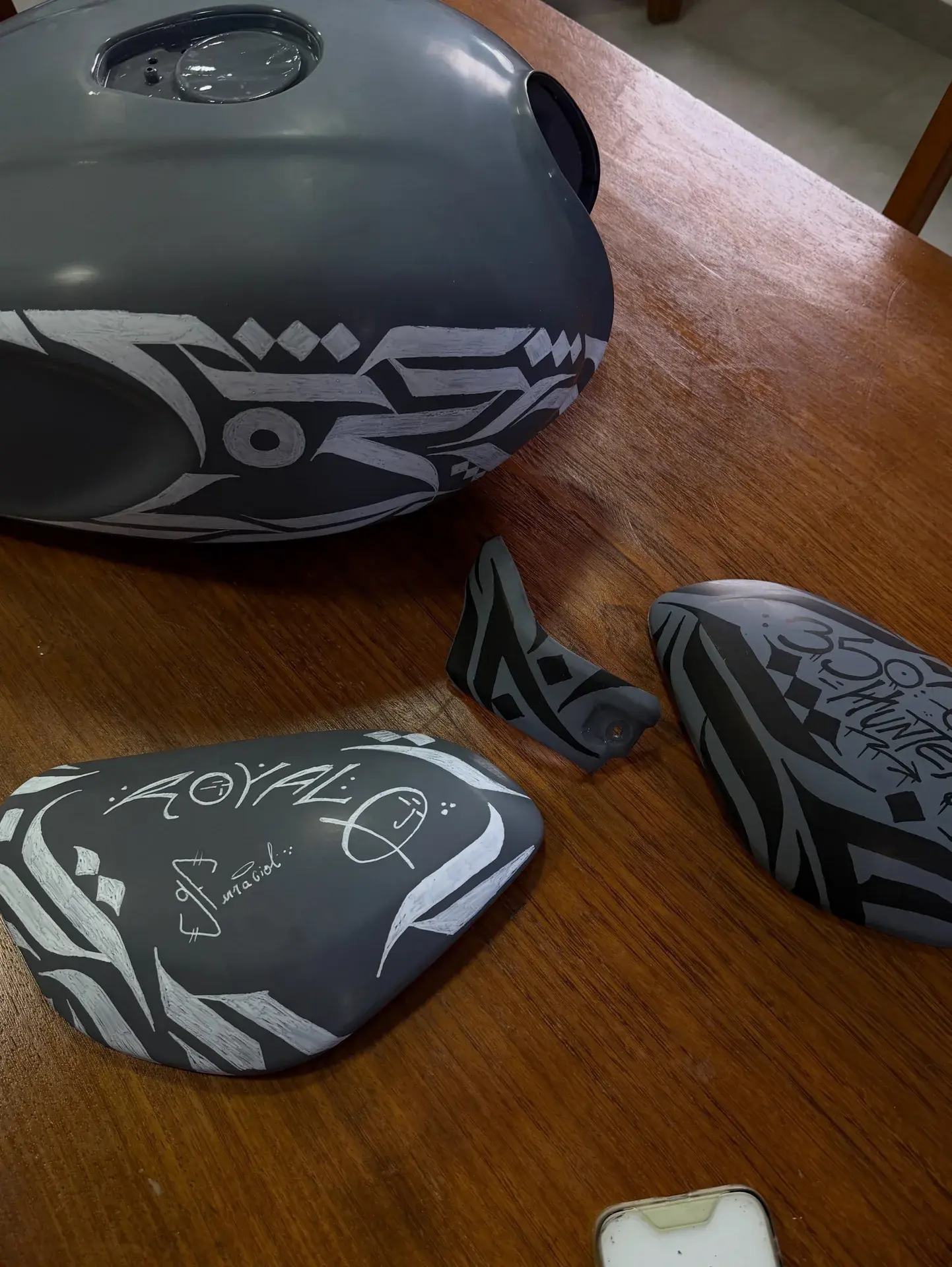 Capacete e peças de moto pintados