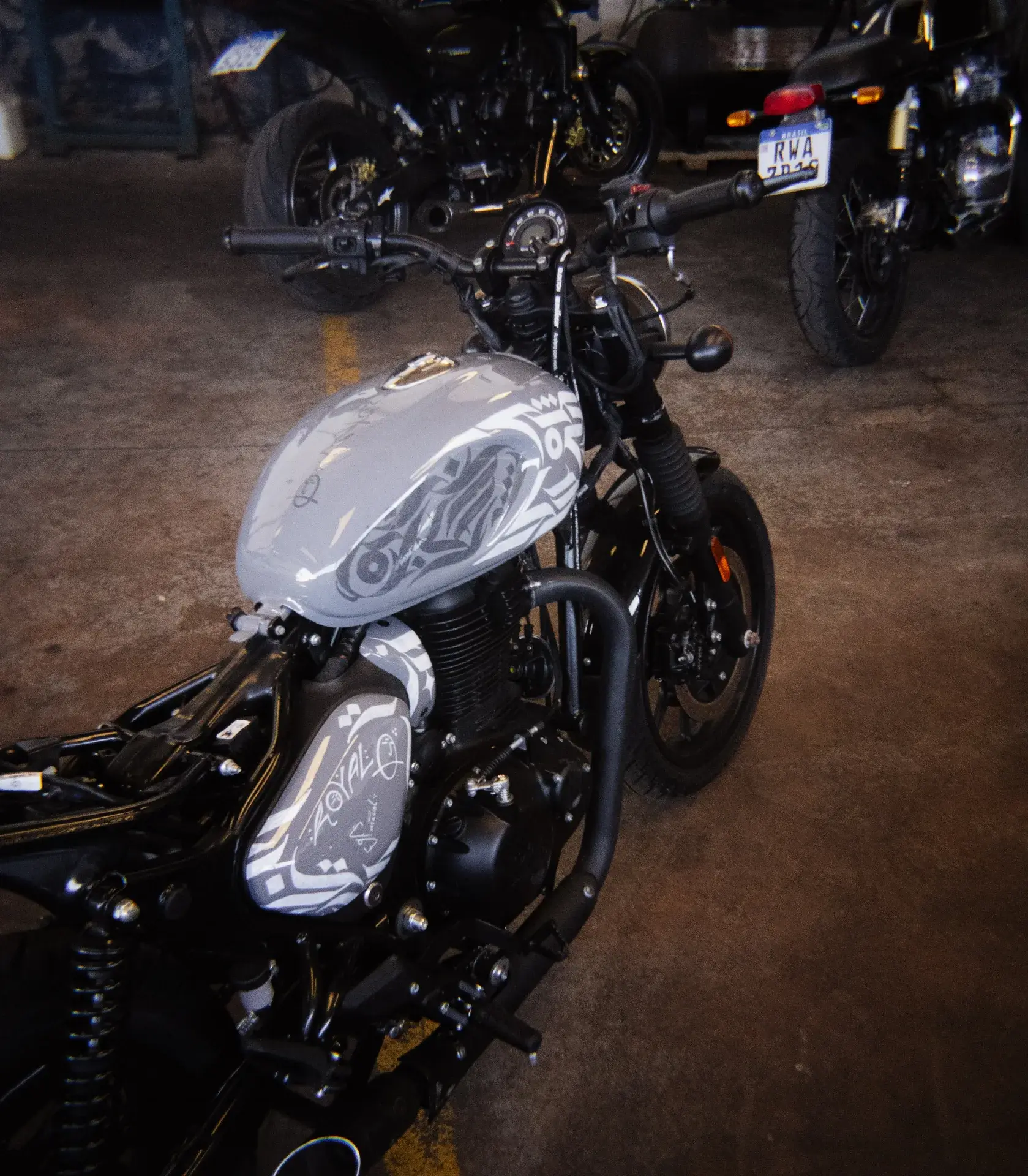 Moto custom, detalhe do tanque pintado