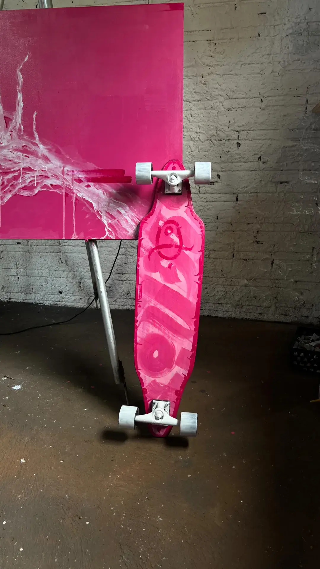 Shape de skate pintado em rosa