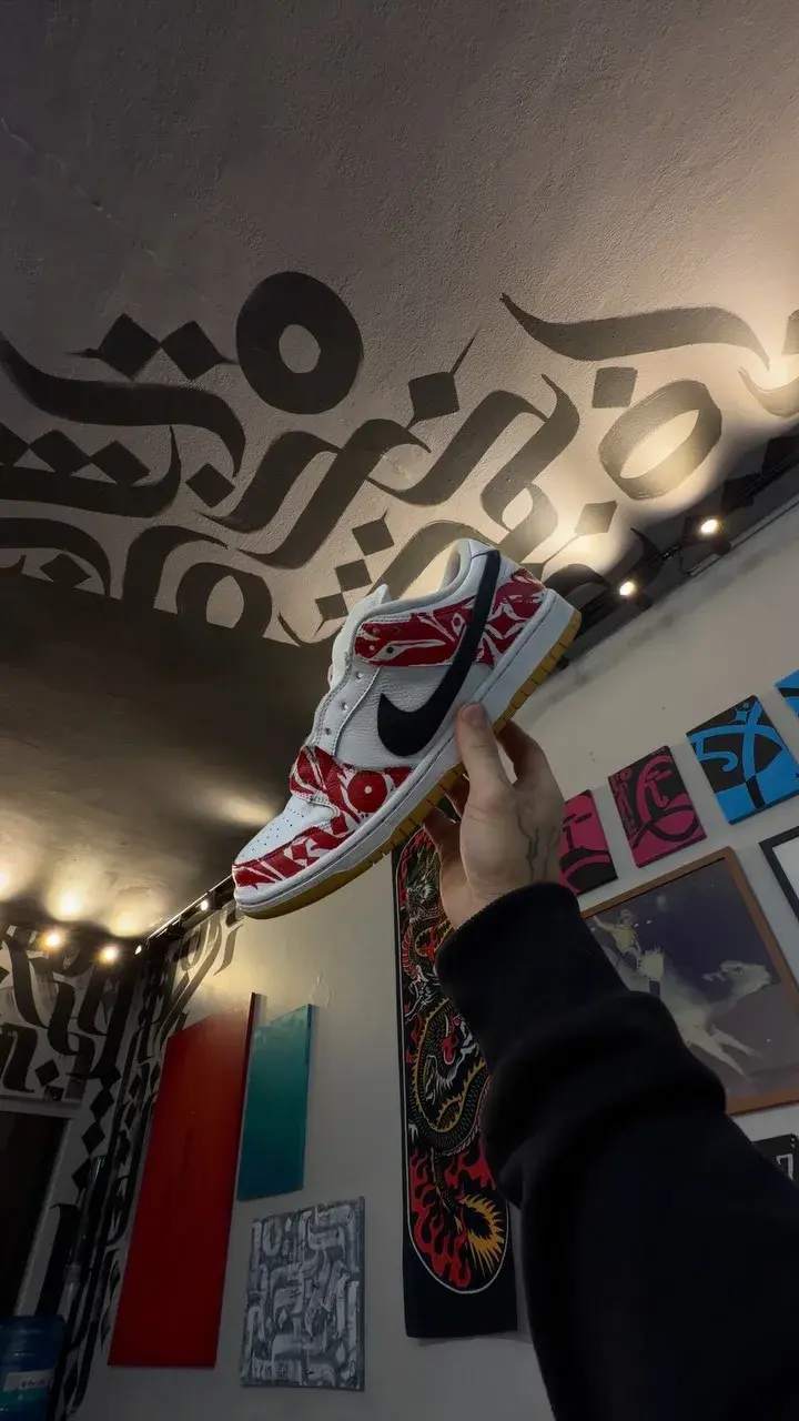 Tênis Nike customizado com caligrafia
