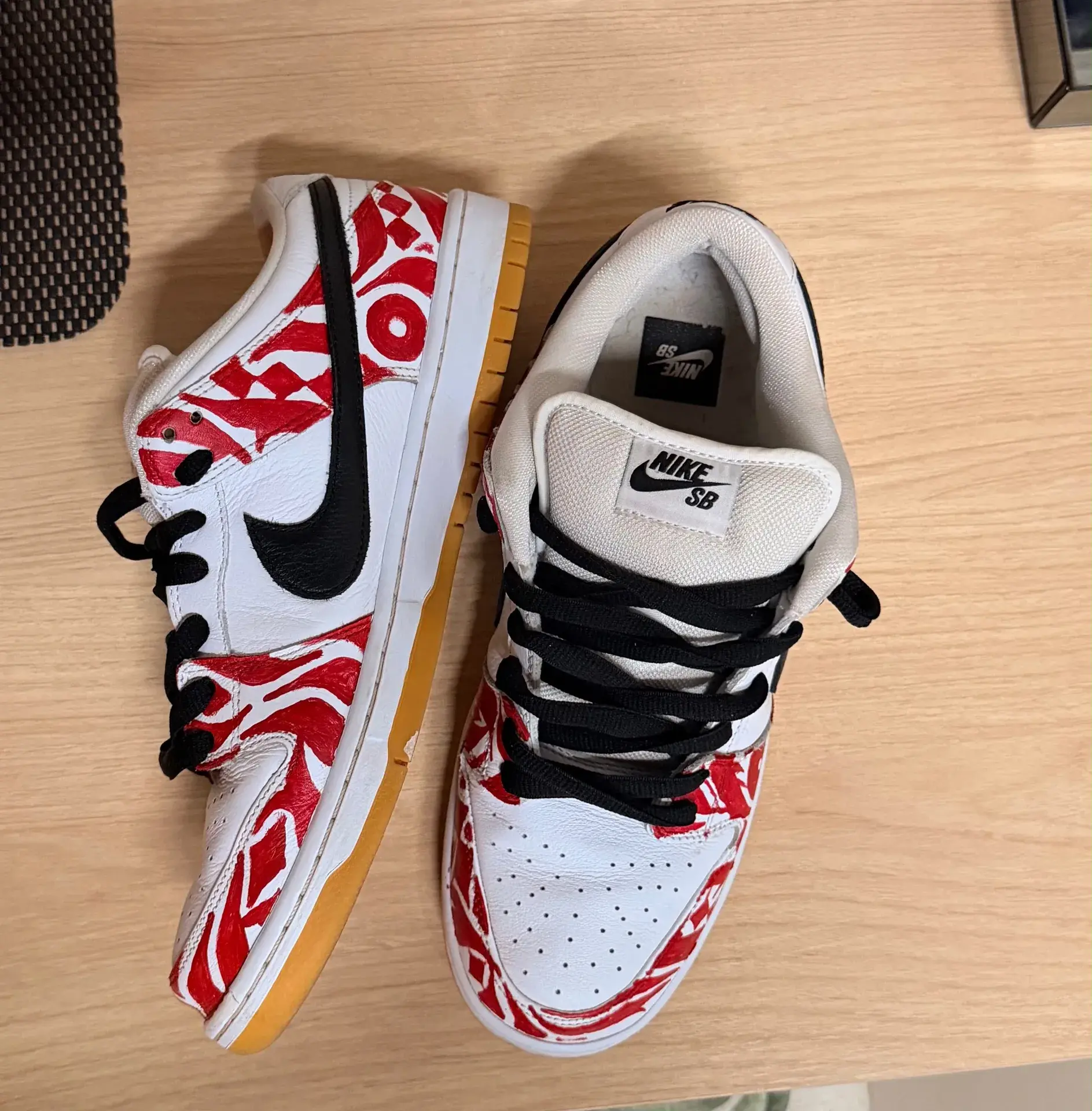 Tênis customizado em vermelho e branco