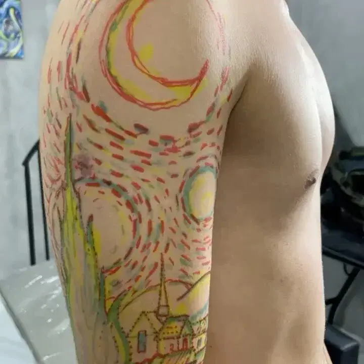 Stencil aplicado no braço antes da tatuagem