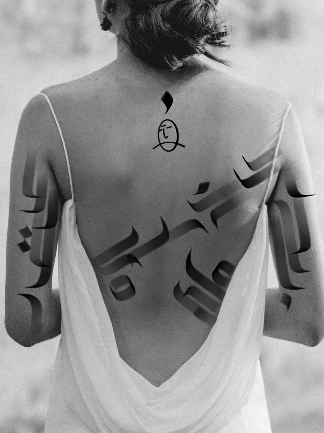 Caligrafia tatuada nas costas, foto em preto e branco