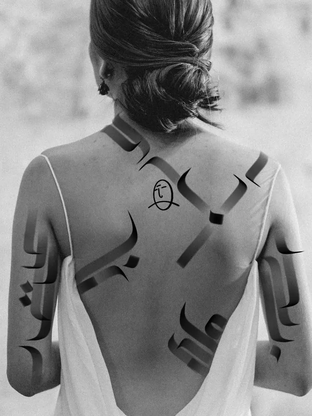 Caligrafia tatuada nas costas, vista de perfil, preto e branco