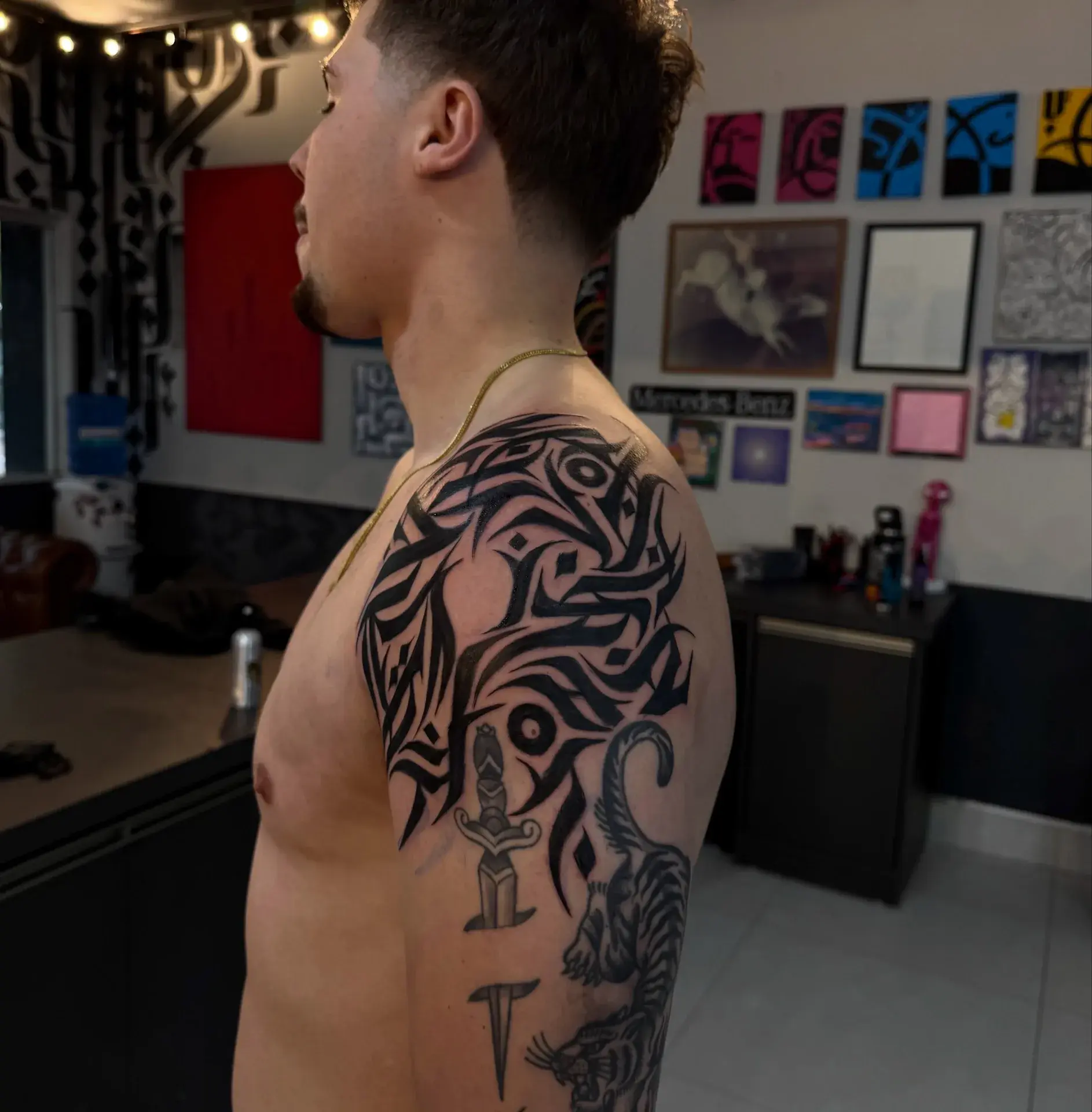 Ornamento blackwork tatuado no ombro e costas