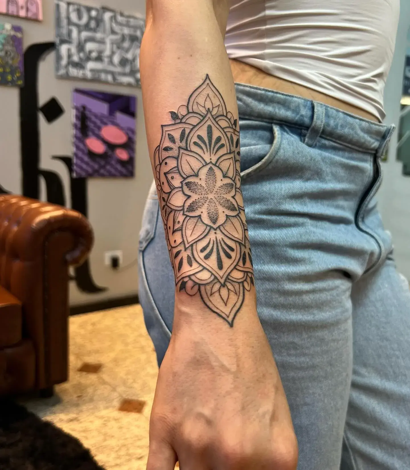 Mandala ornamental no antebraço, detalhe