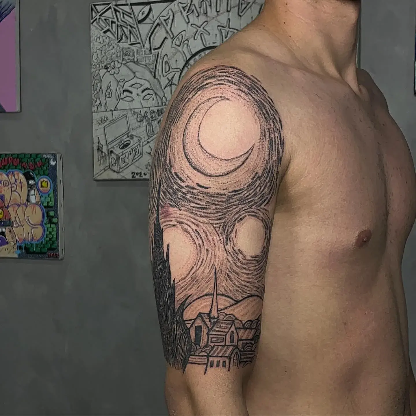 Ornamento circular fine line tatuado no ombro
