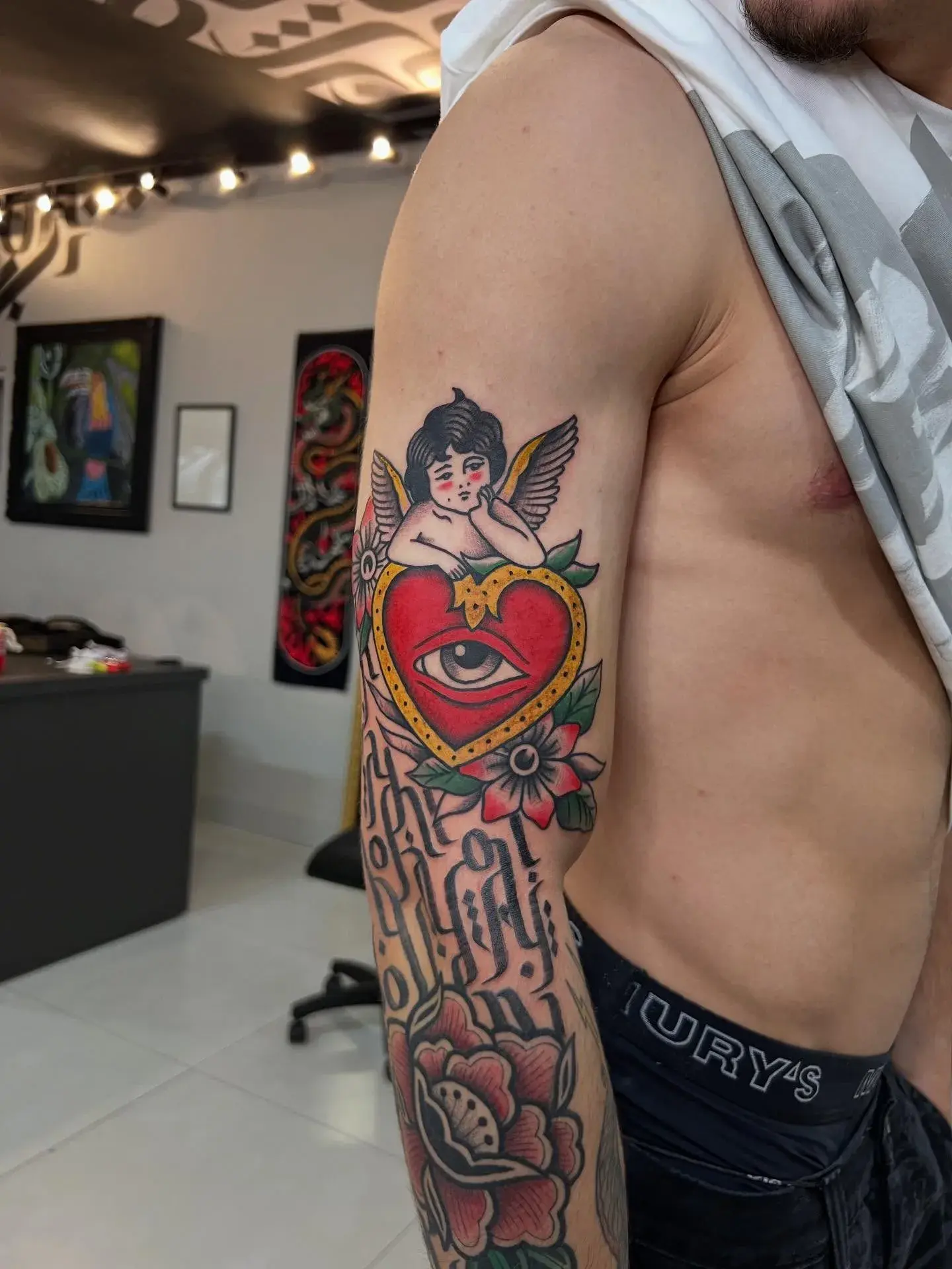 Sagrado coração com olho tatuado no braço