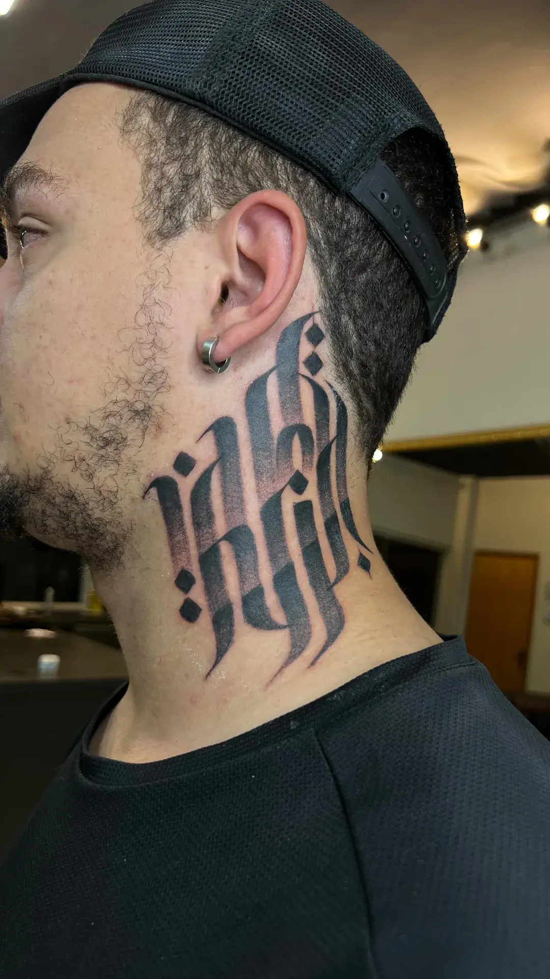 Caligrafia tatuada no pescoço