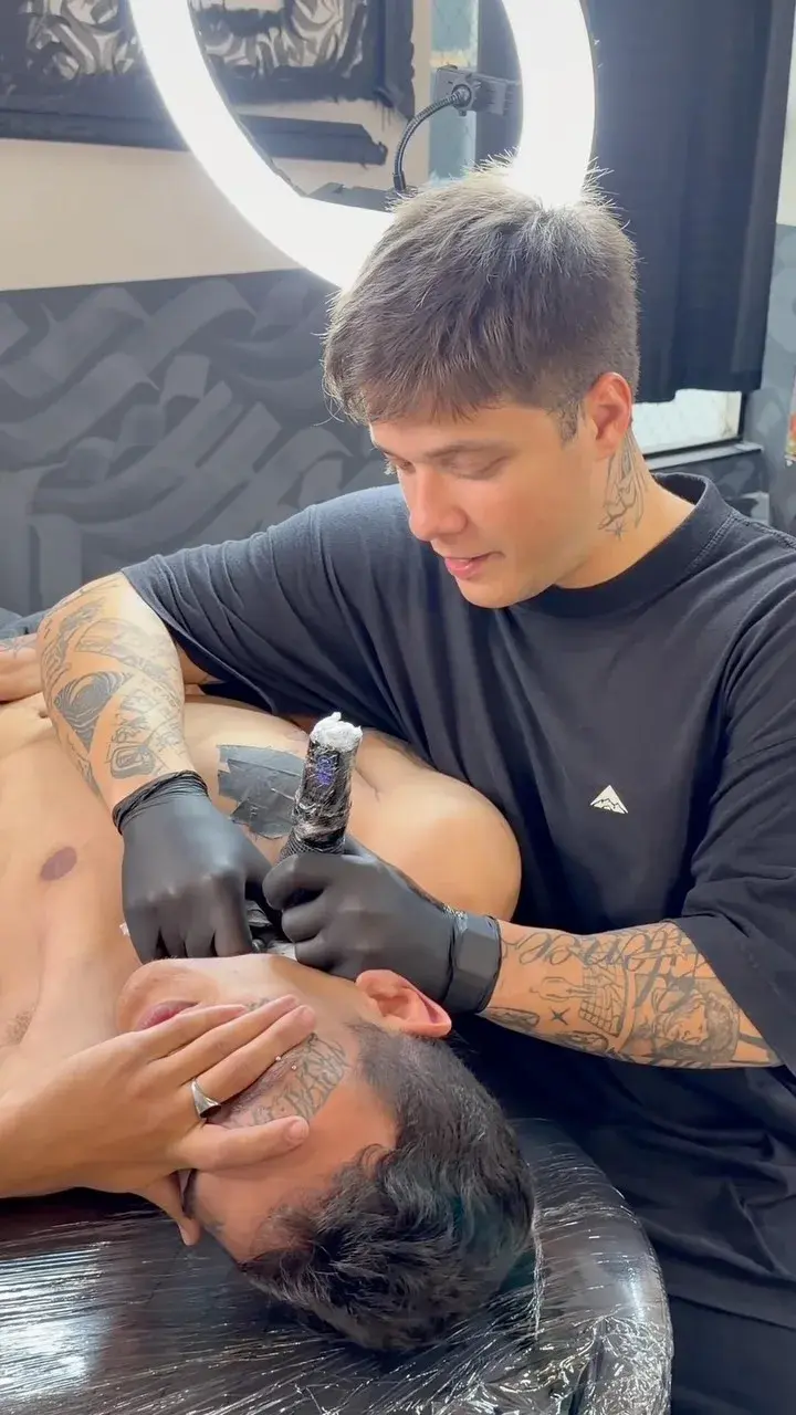 Gabriel tatuando um cliente