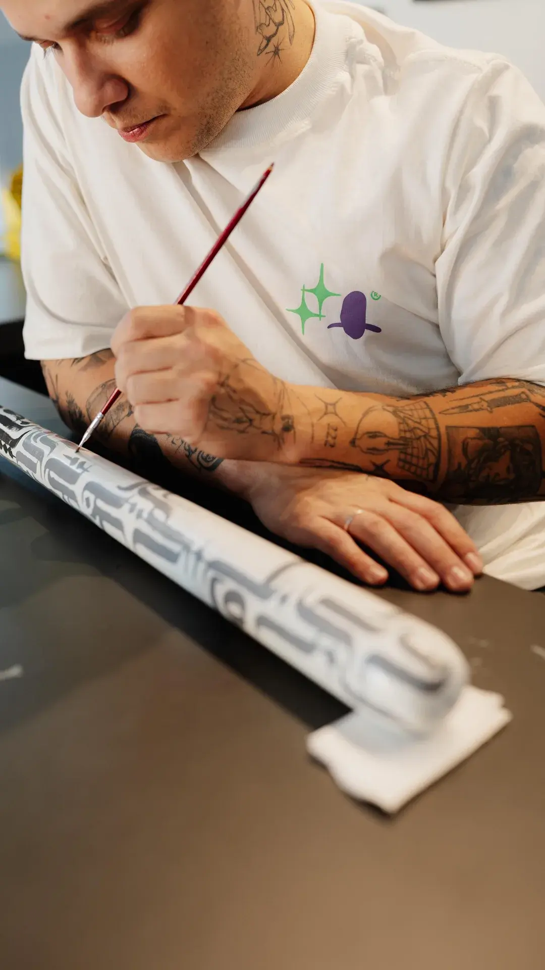 Mão pintando um taco de baseball