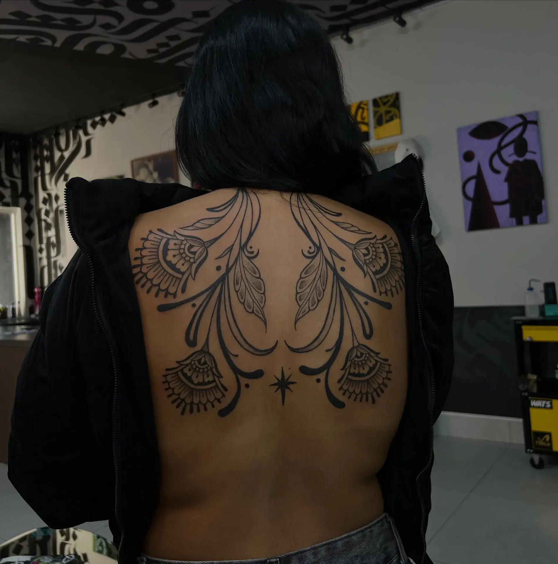 Ornamento simétrico tatuado nas costas