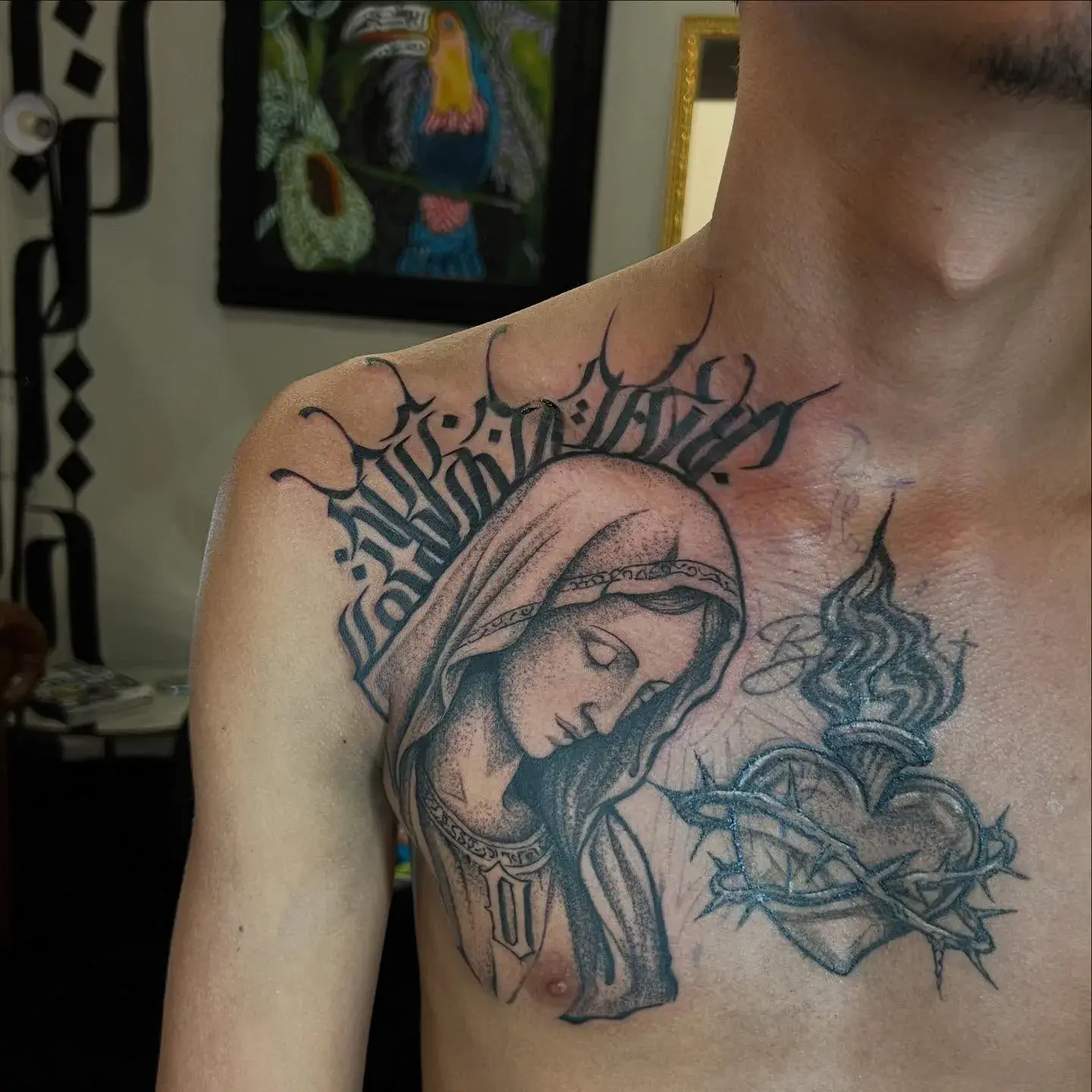 Madona tatuada no peito com ornamentos