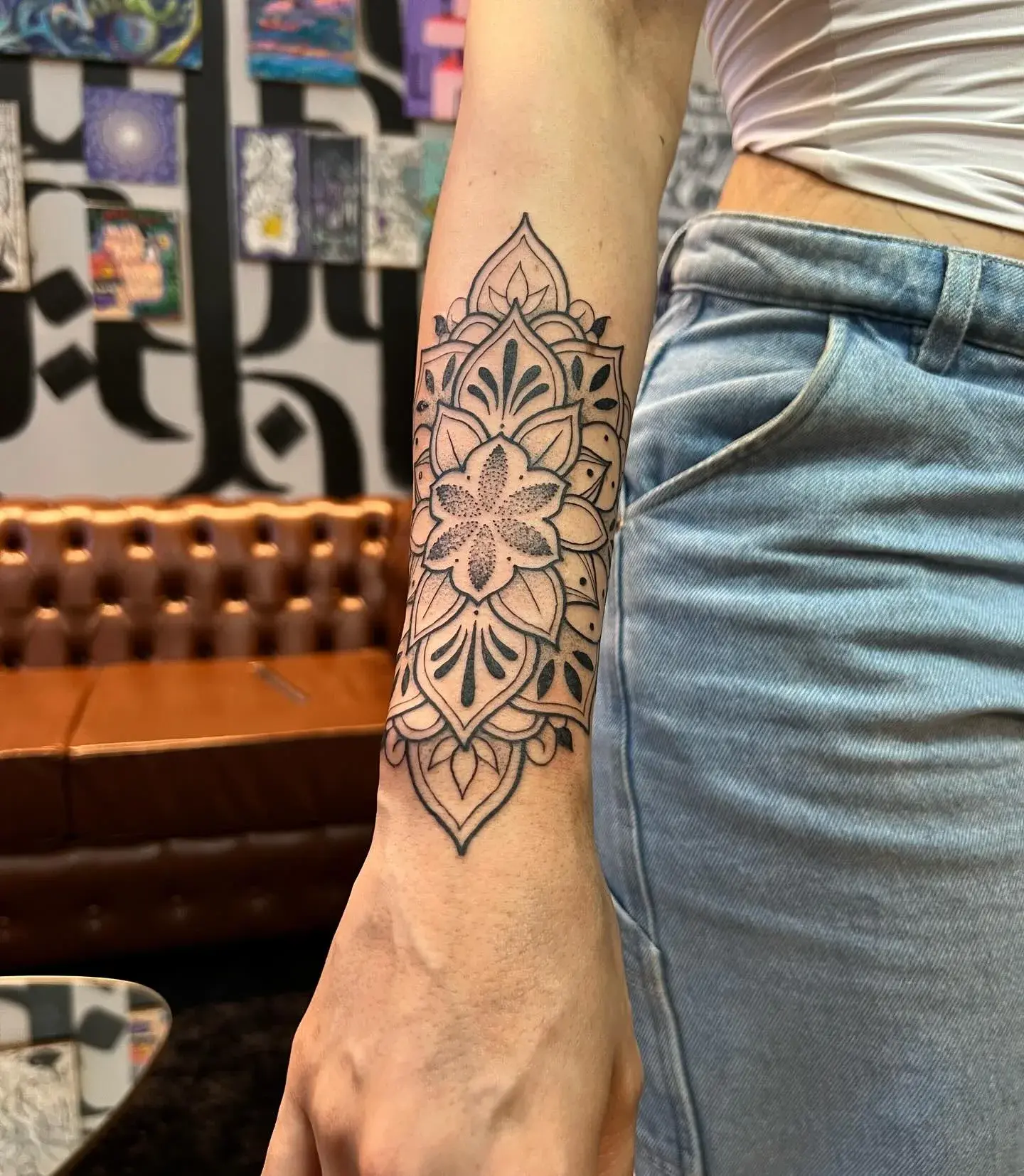 Mandala ornamental tatuada no antebraço